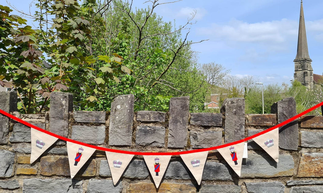 CLEARANCE HALF PRICE King and Crown Coronation Bunting (7 Flags)