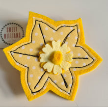 Load image into Gallery viewer, Daffodil Brooch